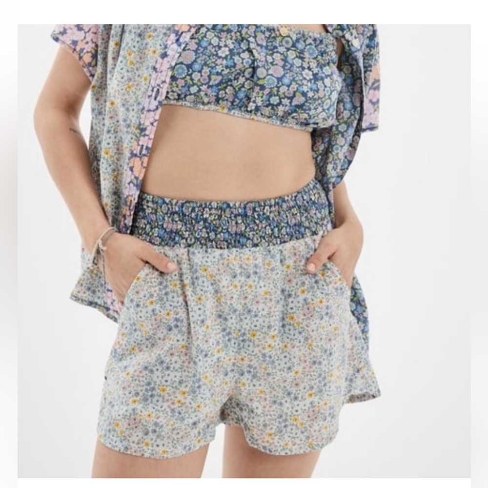 AMERICAN EAGLE resort floral shorts